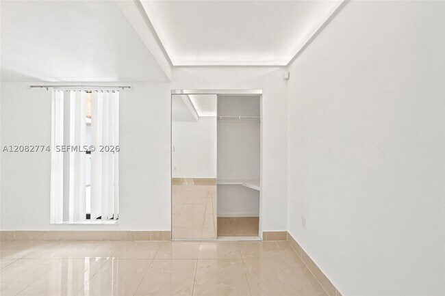 Building Photo - 9674 Fontainebleau Blvd