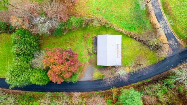 Building Photo - Great 2 Bedroom House in Dillsboro near the River $1400 available June 5th for year-long lease