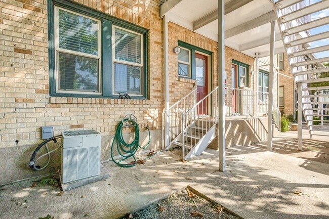 Building Photo - 5924 La Vista Dr