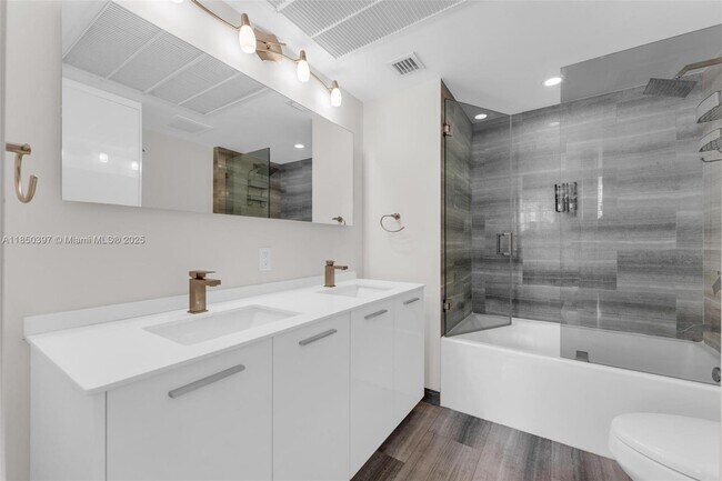 Building Photo - 1300 Brickell Bay Dr