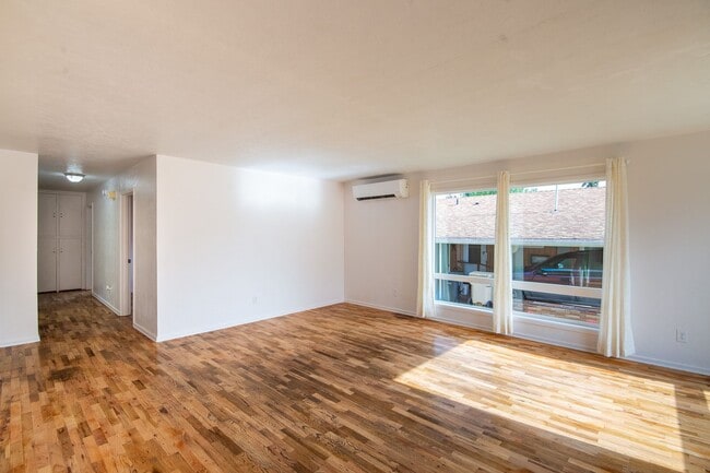Building Photo - Charming, Newly-Renovated 3 Bed, 1.5 Bath ...