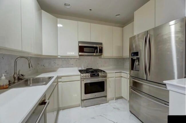 Building Photo - 320 Midland Ct