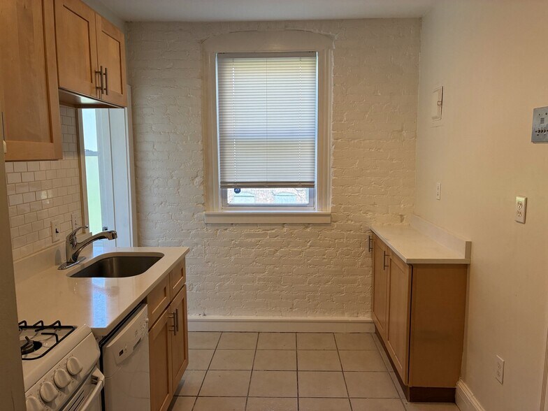 Building Photo - 32 Park Vale Ave