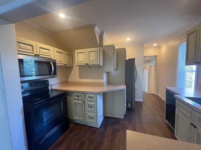 Building Photo - Updated 3bed / 3bath farmhouse.  Nice Loca...