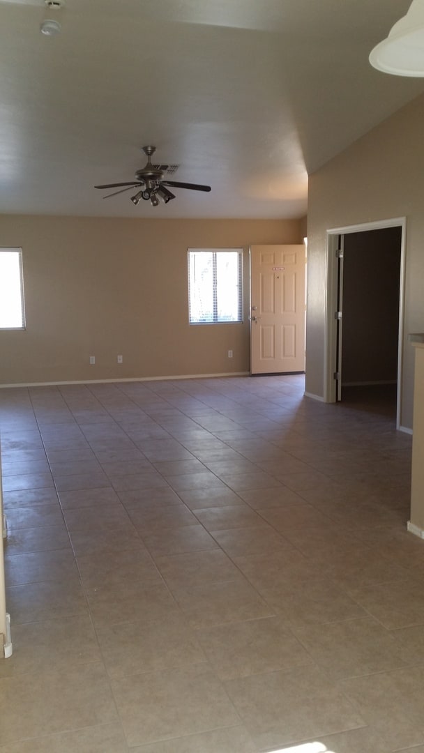 Building Photo - Rita Ranch Beauty ready for Move In Today! 4 bedroom 2 bath Home all Updated!