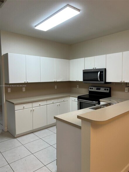 Building Photo - 10861 NW 85th Ter