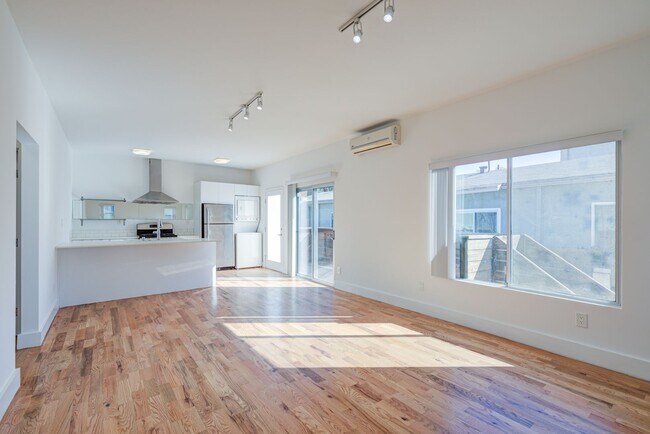 Building Photo - 3216 Bellevue Ave