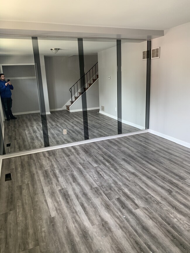 Building Photo - 261 E Haines St