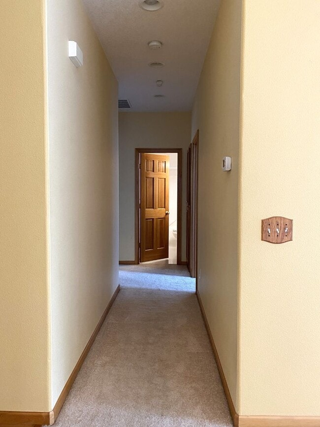 Building Photo - Private Hood River Home