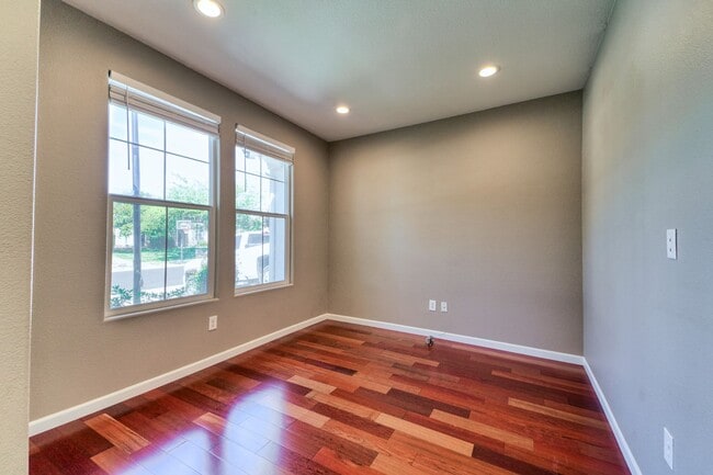 Building Photo - Stunning 4-Bedroom Home in Plumas Lake