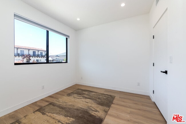 Building Photo - 4615 St Charles Pl