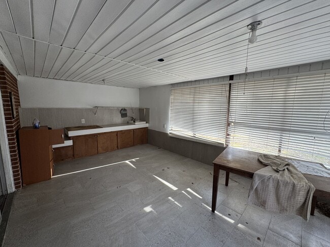 Building Photo - 408 E Simmons Ave