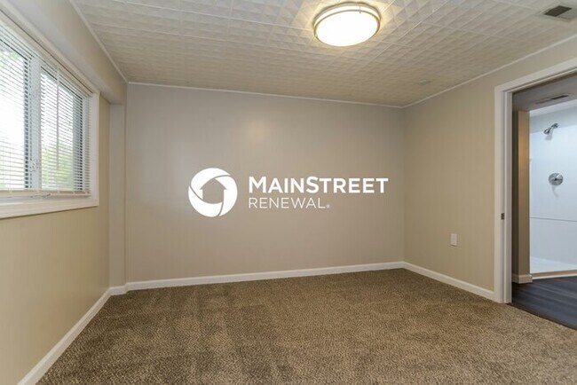Building Photo - 4 Bedroom Pet-Friendly Home in KANSAS CITY, MO with Main Street Renewal