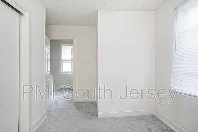 Building Photo - 121 Oak St