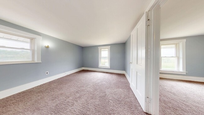 Building Photo - Large farmhouse with garage in Mapleton Schools