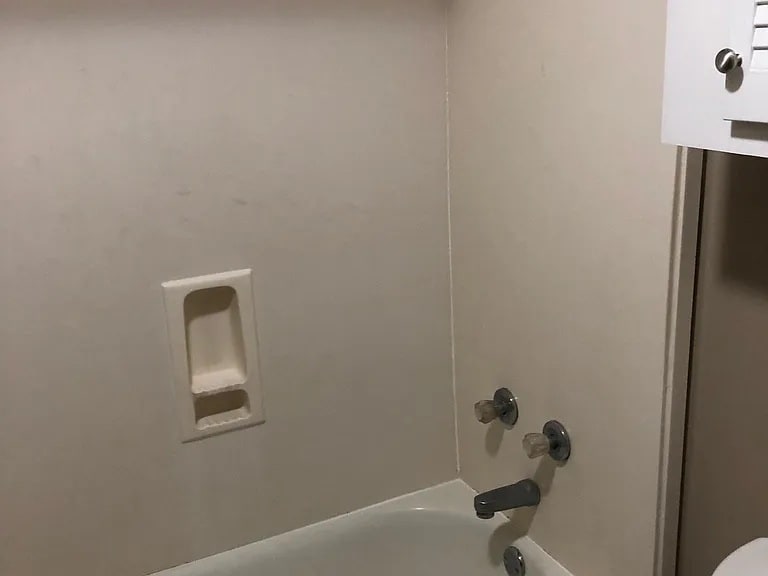 Upstairs Full Bath - 200 Lodge Dr