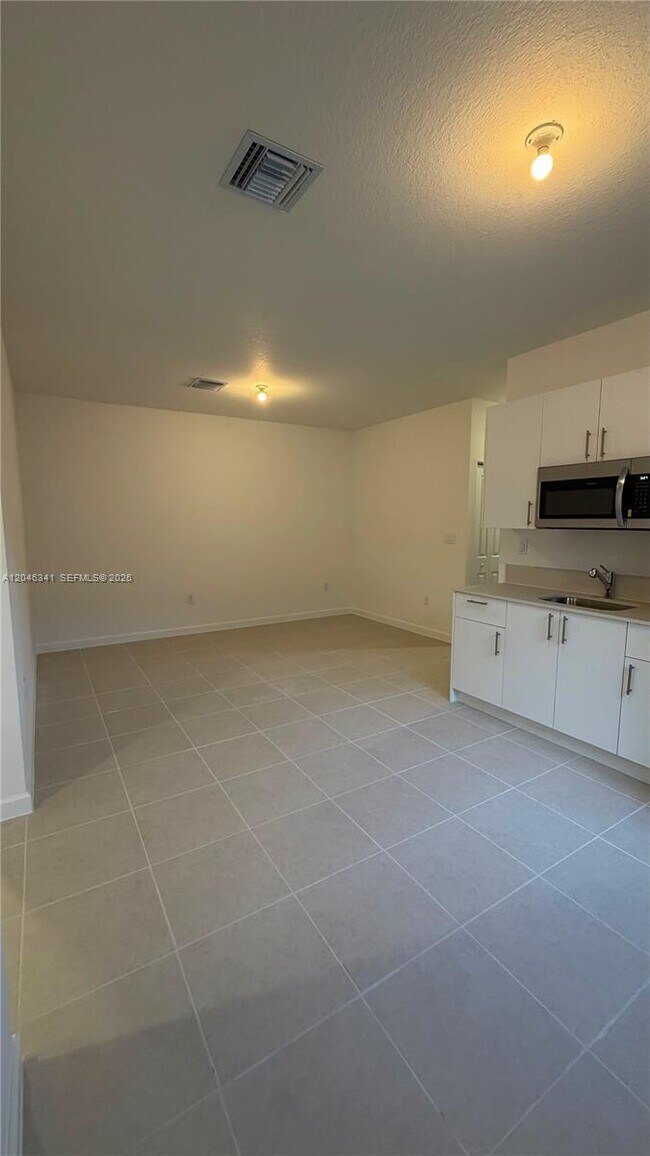 Building Photo - 2475 SE 29th Dr