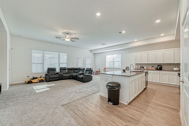 Building Photo - 9435 Klein Ln