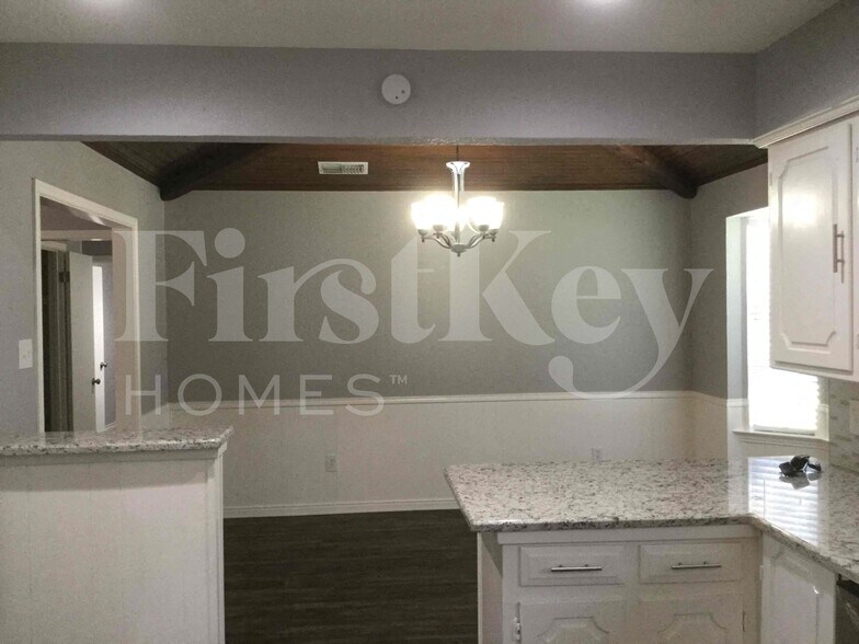 Building Photo - 419 Buckingham Pl