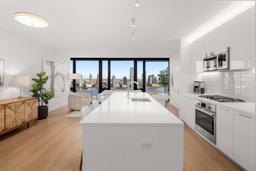 Building Photo - 685 1st Ave