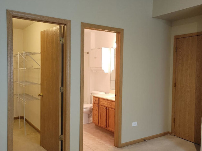 Building Photo - 525 Silverstone Dr