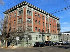 Building Photo - Cozy Carlton Court Studio with In-Unit Washer/Dryer, Walk-In Closet, Dishwasher!