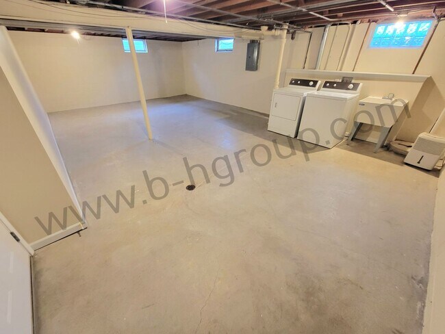 Building Photo - 4705 42nd Ave