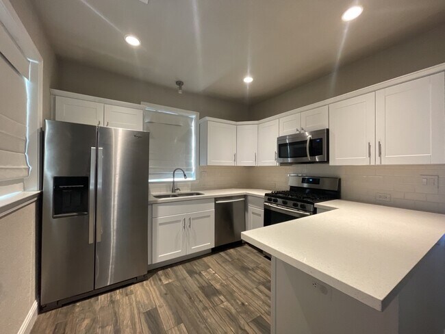 Building Photo - 806 E 3rd St