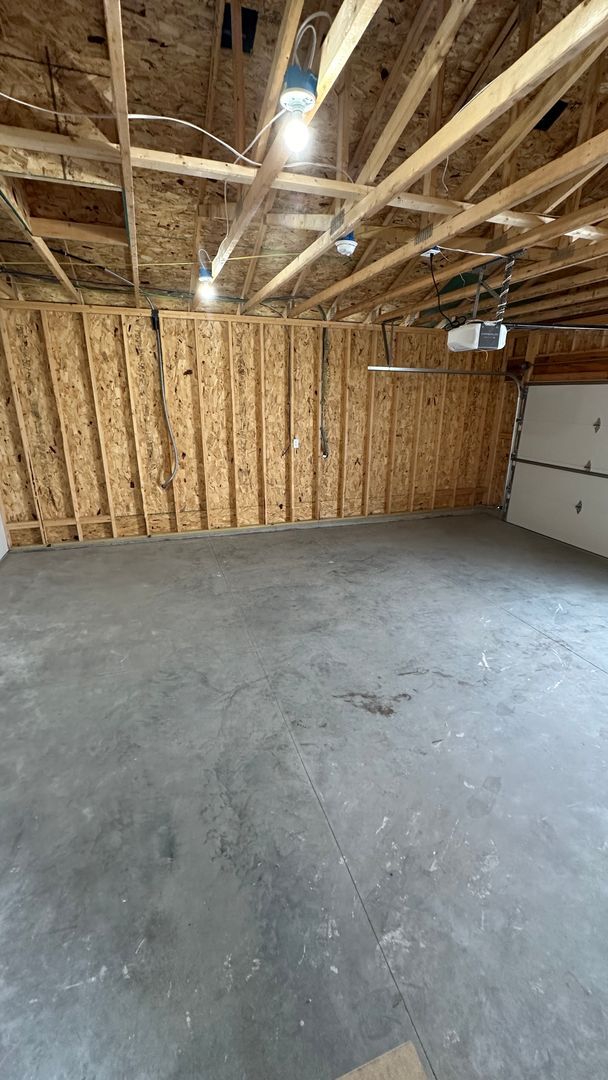 Building Photo - Beautiful 4 bed 2 bath Townhome for rent!