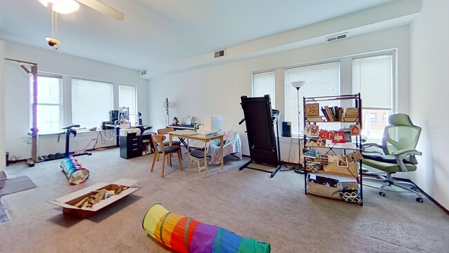 Primary Photo - Raised First Floor East Lakeview One Bedroom