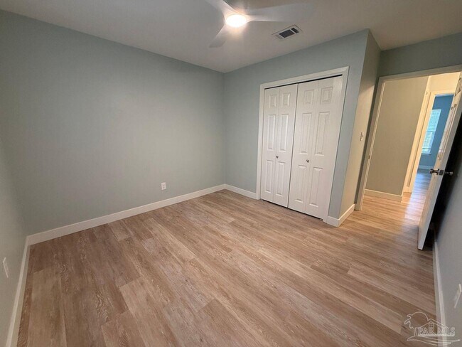 Building Photo - 420 Dolphin St