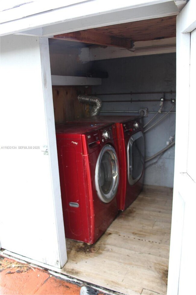 Building Photo - 6651 Custer St