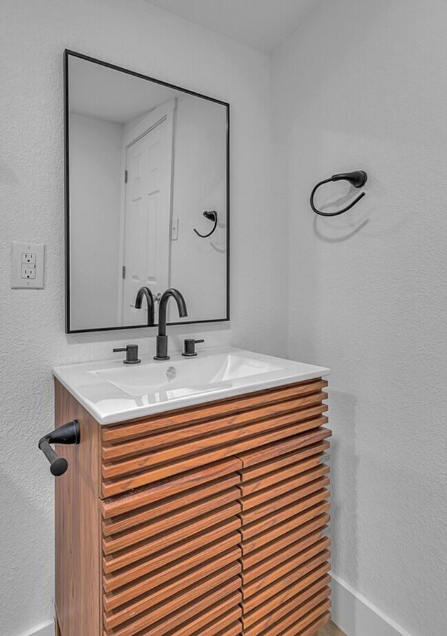 Building Photo - Spacious 4BD 2BA Home in Waco