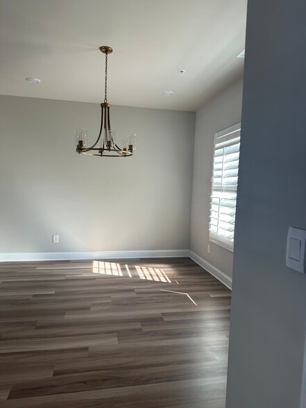 Building Photo - 805 Mackay Crk