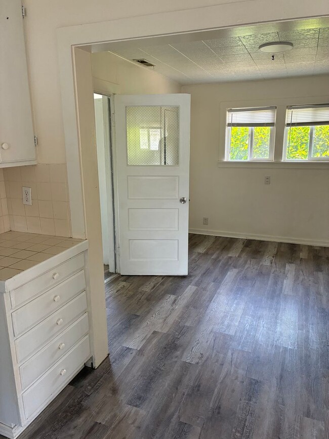 Building Photo - Country Charmer in Town Coquille