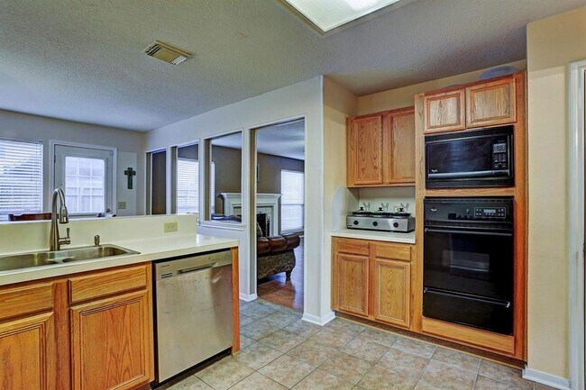 Building Photo - 3911 Spring Garden Dr
