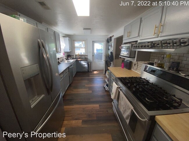 Building Photo - 2 br, 2 bath House - 207 E 3rd Street