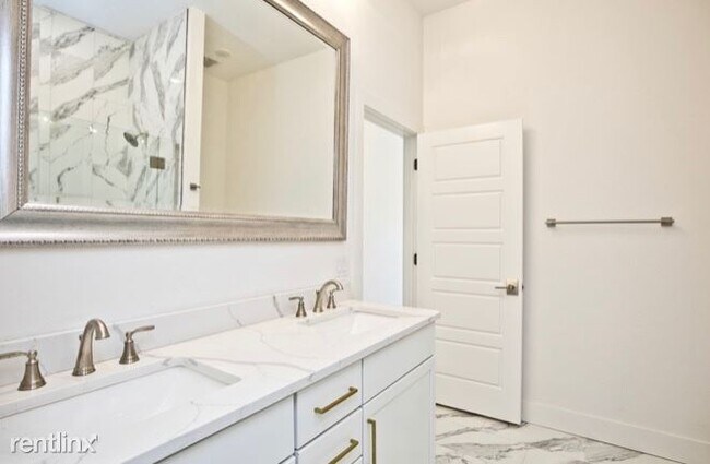 Building Photo - 4 br, 2.5 bath House - 2738 Livingston Square