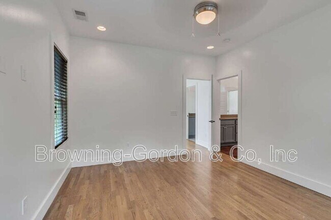 Building Photo - 1137B Kirkland Ave