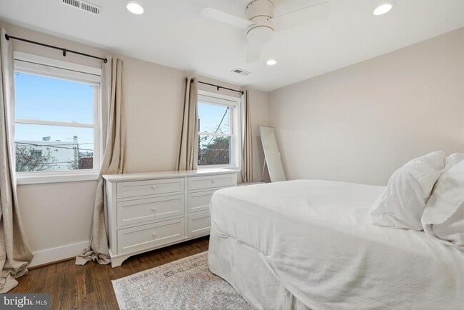 Building Photo - 19 Clifford Ave