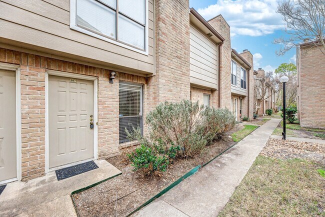 Building Photo - 2120 Wilcrest Dr