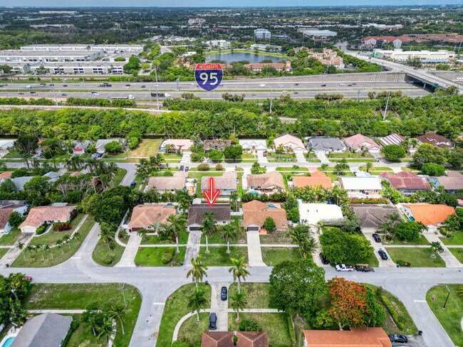 Building Photo - 7661 W Country Club Blvd