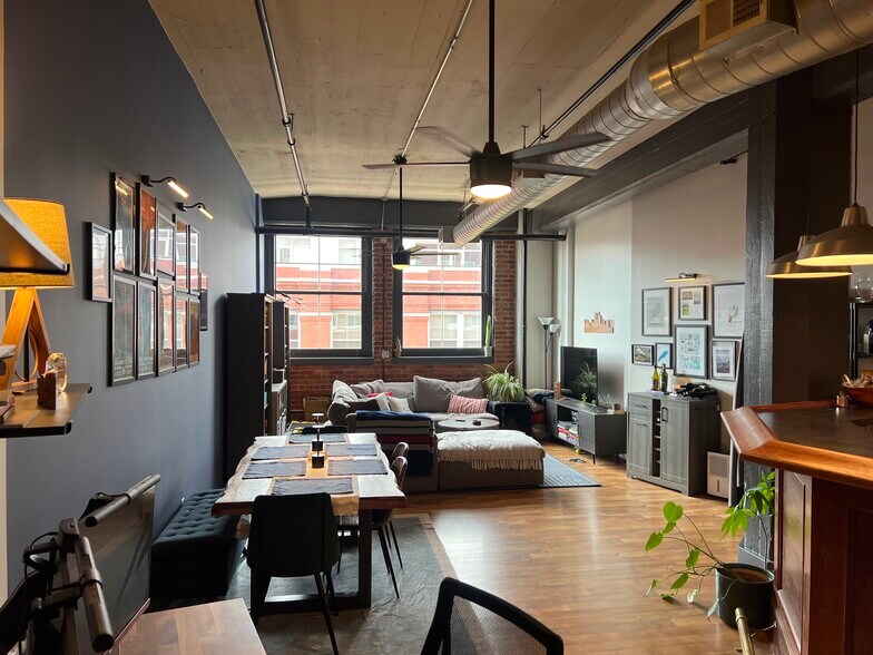 Primary Photo - 200 Main St