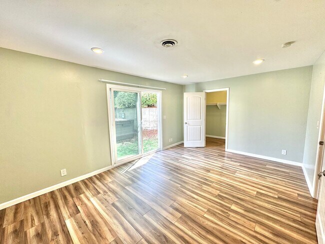 Building Photo - Huge Oak Park Home! 4bd/2.5ba house with incredible yard w/ VIEWS + spa, A/C, garage, W/D!