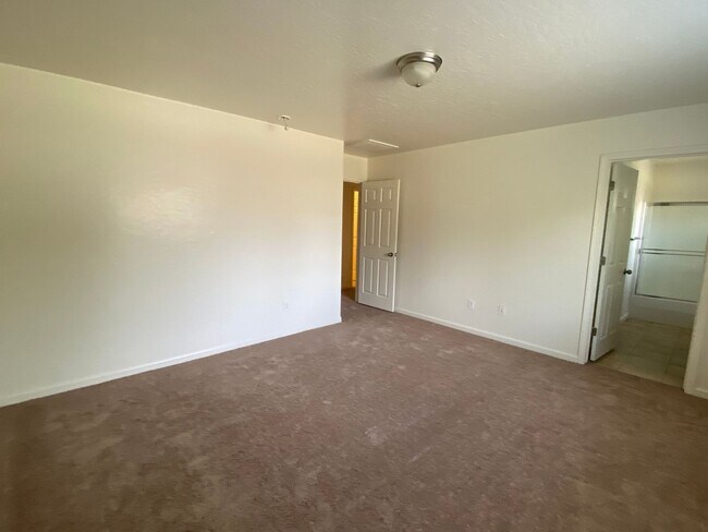 Building Photo - Charming home for rent in Visalia