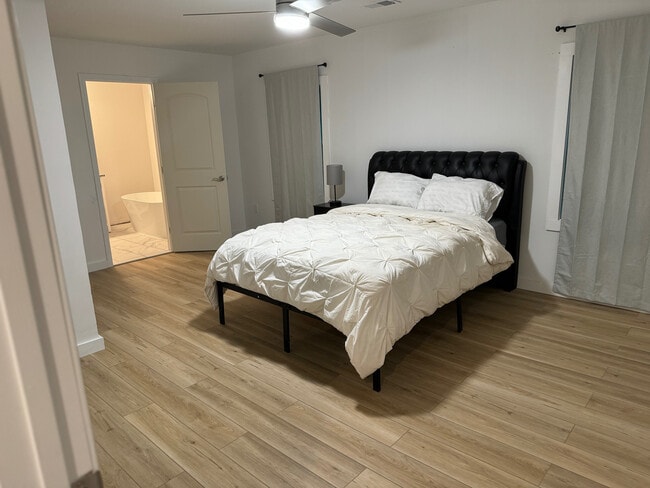 Building Photo - Room in House on Peeples St SW