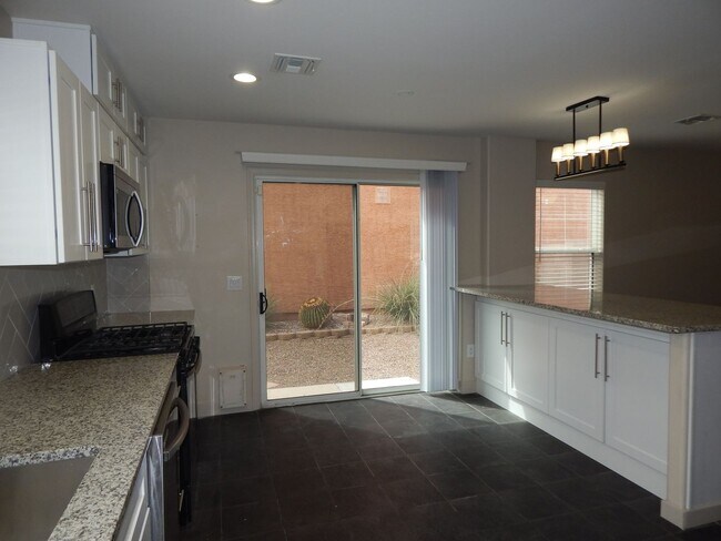 Building Photo - 2 Bedrooms - 2.5 bathrooms - Large Loft Area