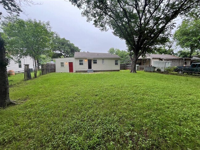 Building Photo - 8418 Grovecrest Dr