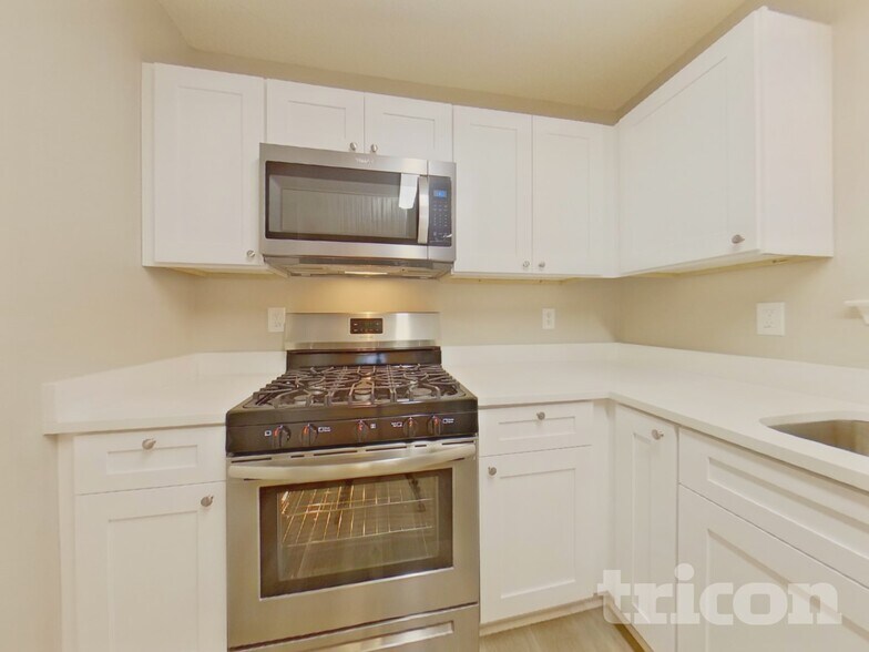 Building Photo - 210 Legend Dr