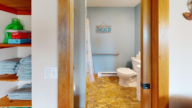 Building Photo - Winter Rental Only. Single Family Available: September 1 to April 30th - May 15th